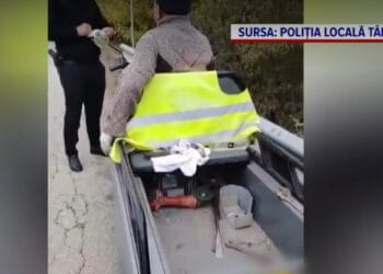 Ca să facă rost de bani, un bărbat a fost prins când fura un parapet de pe un drum intens circulat!