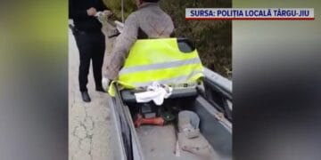 Ca să facă rost de bani, un bărbat a fost prins când fura un parapet de pe un drum intens circulat!