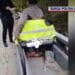Ca să facă rost de bani, un bărbat a fost prins când fura un parapet de pe un drum intens circulat!