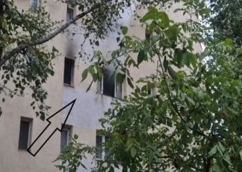 Flăcări și teroare! Incendiu devastator într-un bloc cu zece etaje. Casa scării, invadată de fum gros — zeci de pompieri mobilizați!