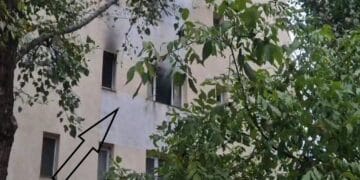 Flăcări și teroare! Incendiu devastator într-un bloc cu zece etaje. Casa scării, invadată de fum gros — zeci de pompieri mobilizați!