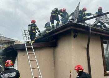 Incendiu la un cămin de bătrâni! O persoană a fost găsită fără viață! Alte peste 30 au fost evacuate de urgență!