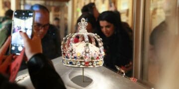 După jaful de la Luvru, bijuteriile coroanei franceze au fost mutate la Banca Franței. Transport sub escortă armată