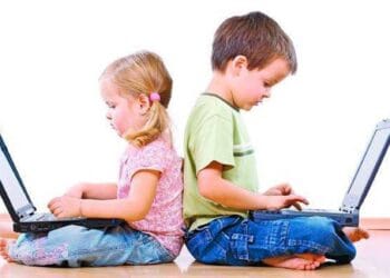 Legea majoratului online, iniţiată de un grup de parlamentari! Accesul minorilor sub 16 ani pe rețele sociale, permis doar cu acord parental