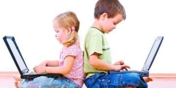 Legea majoratului online, iniţiată de un grup de parlamentari! Accesul minorilor sub 16 ani pe rețele sociale, permis doar cu acord parental