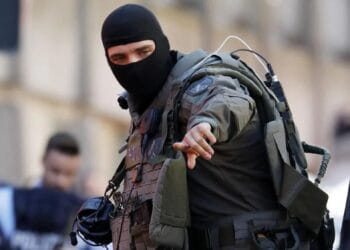 Percheziții de amploare. O grupare de peste 30 de persoane vizată pentru contrabandă și spălare de bani