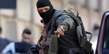 Percheziții de amploare. O grupare de peste 30 de persoane vizată pentru contrabandă și spălare de bani