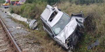 Moment terifiant la trecerea la nivel cu calea ferată. Mașină târâtă de tren pe șine, pasagerul rănit, anchetă în curs