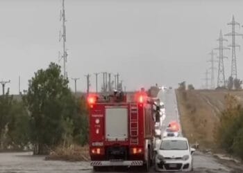 BARBARA lovește cu putere. O mașină luată de viitură. Două persoane surprinse de ape s-au urcat pe plafonul mașinii până au ajuns la ele, salvatorii!