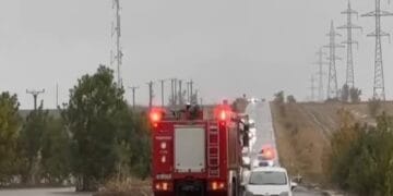 BARBARA lovește cu putere. O mașină luată de viitură. Două persoane surprinse de ape s-au urcat pe plafonul mașinii până au ajuns la ele, salvatorii!