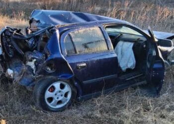 Moarte pe șosea. Mașina zob. Un șofer de 25 ani, cu permisul suspendat, s-a răsturnat cu autoturismul pe câmp