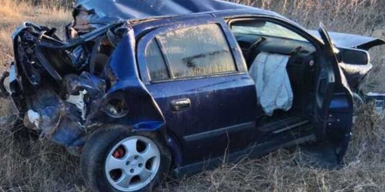 Moarte pe șosea. Mașina zob. Un șofer de 25 ani, cu permisul suspendat, s-a răsturnat cu autoturismul pe câmp