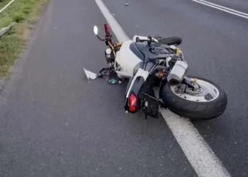 Tânără amendată și cu permisul suspendat după ce a acroșat o motocicletă a Poliției!