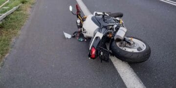 Tânără amendată și cu permisul suspendat după ce a acroșat o motocicletă a Poliției!