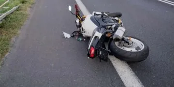 Tânără amendată și cu permisul suspendat după ce a acroșat o motocicletă a Poliției!
