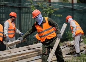 Români neplătiți de doi ani pe un șantier de stat în Germania. Angajați să construiască un spital cu o valoare de peste 430 de milioane de euro!