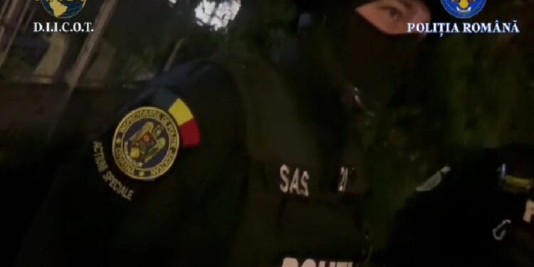 Percheziții de amploare în toată țara! Rețea de falsificatori de acte oficiale, destructurată de anchetatori