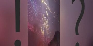 Scene incredibile la un eveniment spectaculos. Ploaie de foc căzută peste oameni. VIDEO