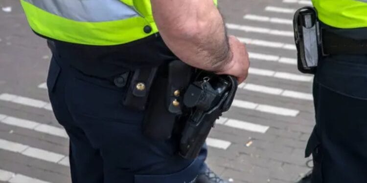 Jocuri de noroc pe pielea altuia. Păgubitul a observat tranzacțiile și i-a dat pe infractori pe mâna oamenilor legii