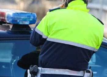 Teroare după chef: un polițist, lovit cu o sticlă de la etaj — luneta autospecialei, spartă!