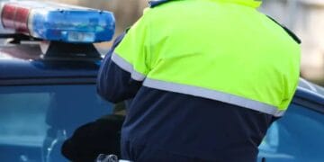 Teroare după chef: un polițist, lovit cu o sticlă de la etaj — luneta autospecialei, spartă!