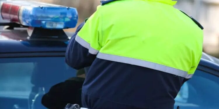 Teroare după chef: un polițist, lovit cu o sticlă de la etaj — luneta autospecialei, spartă!