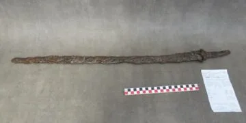 Descoperire impresionantă! O sabie de 1.300 de ani, bijuterii și artefacte găsite în mormântul unui războinic de elită