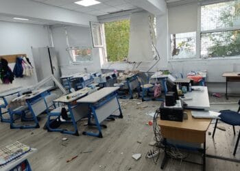 O sală de clasă arată ca după bombardament, după explozia puternică din blocul care a cutremurat toată România!