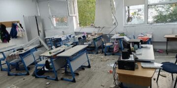 O sală de clasă arată ca după bombardament, după explozia puternică din blocul care a cutremurat toată România!