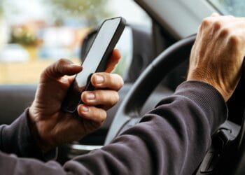 Un șofer a fost filmat jucându-se la telefon în timpul cursei. Compania a demarat anchetă disciplinară