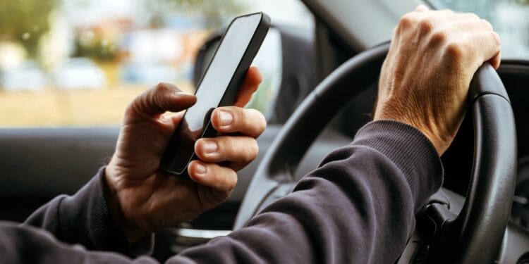 Un șofer a fost filmat jucându-se la telefon în timpul cursei. Compania a demarat anchetă disciplinară