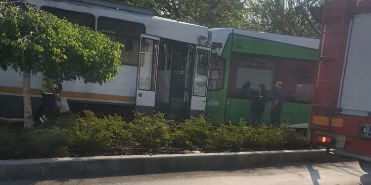 Coliziune între două tramvaie. Două persoane rănite ușor! Poliția a deschis dosar penal pentru vătămare din culpă