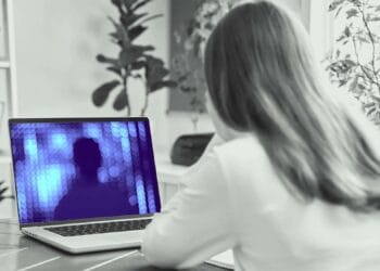 O profesoară de biologie și-a dat demisia după ce au apărut imagini compromițătoare online! Ar fi apărut pe site-uri de videochat!