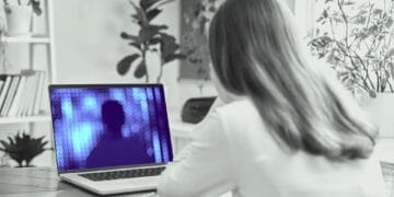 O profesoară de biologie și-a dat demisia după ce au apărut imagini compromițătoare online! Ar fi apărut pe site-uri de videochat!