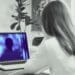 O profesoară de biologie și-a dat demisia după ce au apărut imagini compromițătoare online! Ar fi apărut pe site-uri de videochat!