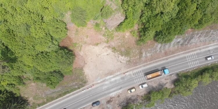 Trafic închis pe un drum foarte circulat! Decizia a fost luată pentru detonarea unei stânci periculoase