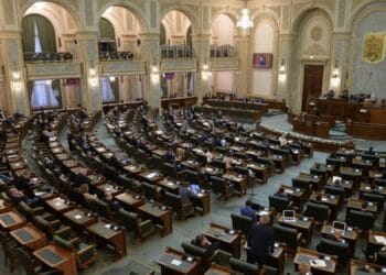 Senator cercetat pentru furt după ce ar fi luat un rucsac uitat într-un hotel