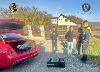 Doi tineri reținuți pentru trafic de droguri de risc și mare risc. Au fost prinși în flagrant cu droguri destinate comercializării!