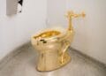 O toaletă din aur, semnată de Maurizio Cattelan, va fi scoasă la licitație! A fost evaluată la 10 milioane de dolari!