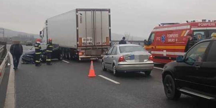 Accident cu patru maşini pe Autostradă! O femeie a fost încarcerată