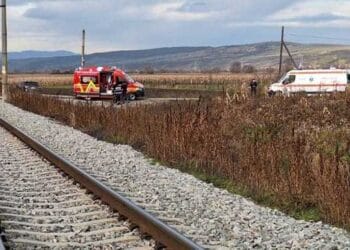 Accident grav pe calea ferată! Doi bărbați răniți după ce o șină a lovit un buldoexcavator