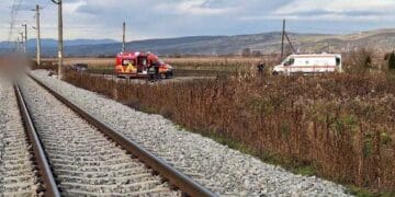 Accident grav pe calea ferată! Doi bărbați răniți după ce o șină a lovit un buldoexcavator