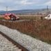 Accident grav pe calea ferată! Doi bărbați răniți după ce o șină a lovit un buldoexcavator