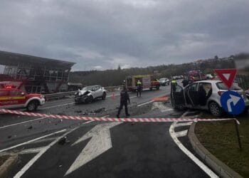 O mașină a intrat pe contrasens și a produs o tragedie! Un bărbat de 44 de ani a murit, trei persoane, inclusiv un copil, au fost rănite într-un accident!