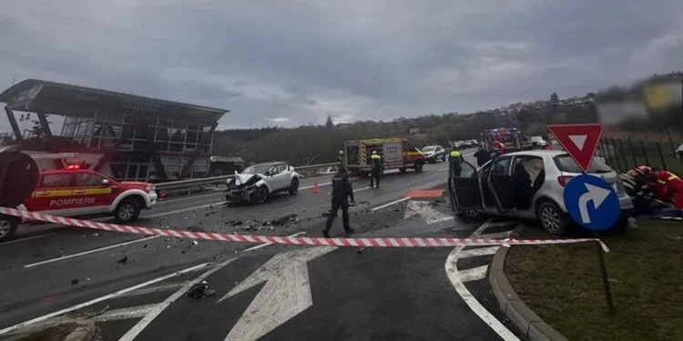 O mașină a intrat pe contrasens și a produs o tragedie! Un bărbat de 44 de ani a murit, trei persoane, inclusiv un copil, au fost rănite într-un accident! 