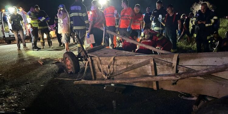 Patru persoane rănite după coliziunea dintre un autoturism și o căruță!