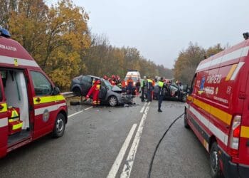 Două persoane și-au pierdut viața într-un accident frontal! O tânără a ajuns la spital!