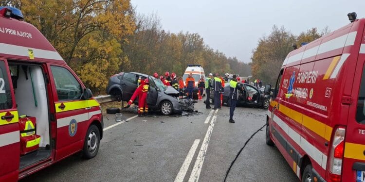 Două persoane și-au pierdut viața într-un accident frontal! O tânără a ajuns la spital!