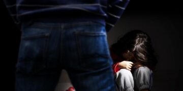 Bărbat de 58 de ani, acuzat de agresiune sexuală. Ar fi pipăit mai multe femei în autobuz și în stație