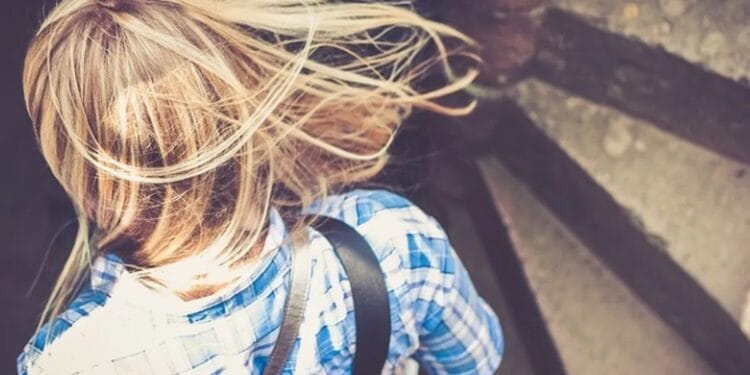 A agresat o minoră în fața unei biserici! Bărbatul a fost imediat încătușat de polițiști! Ca să scape, l-a mușcat pe polițistul care l-a prins!